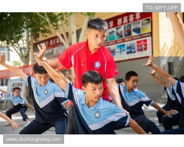 周鹏：从篮球场上的巨星到生活中的奋斗者，见证梦想与坚持的力量